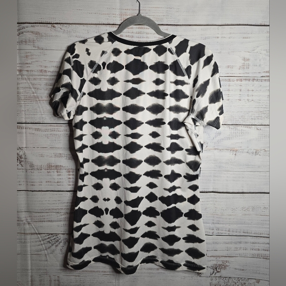 Nike Pro Black and White Patterned Shortsleeve Womens Size XL - Picture 2 of 5